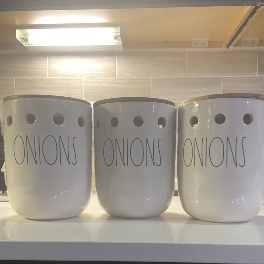 Brand new Rae Dunn ONION keeper. 3 on hand.